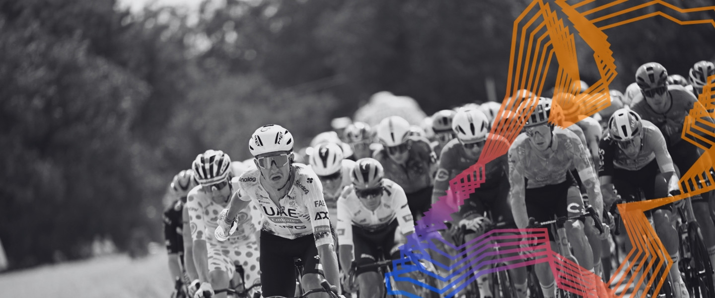 Groep wielrenners in actie tijdens een race, met een kleurrijke grafische overlay aan de rechterzijde.