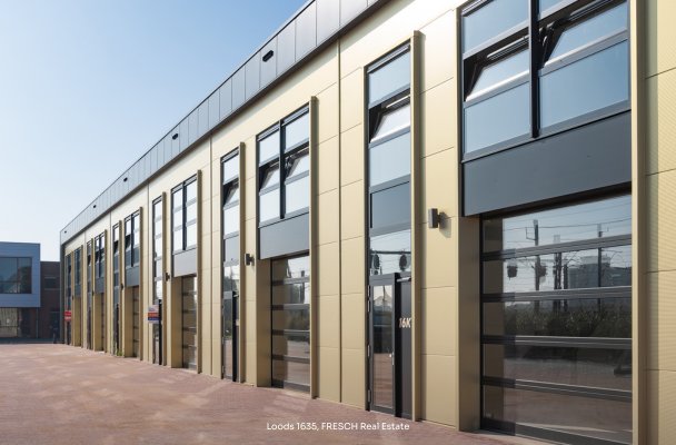 Moderne bedrijfsgebouwen met grote ramen en duidelijke deuren, in een rechte lijn afgebeeld.