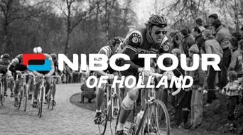 Zwart-witte afbeelding van fietsen tijdens de NIBC Tour of Holland, met renners op een bochtige weg omringd door toeschouwers.