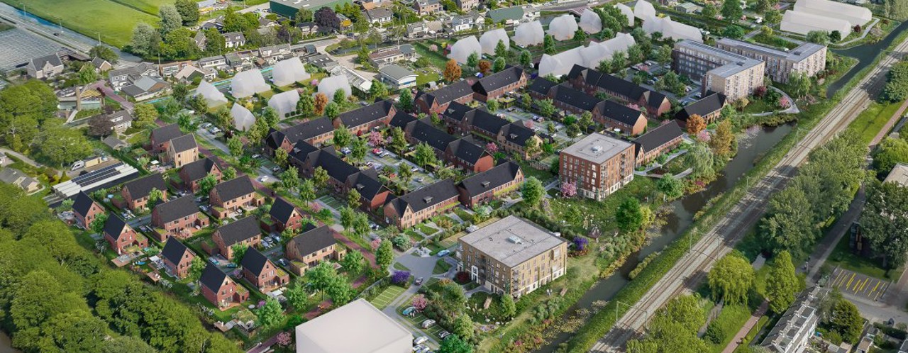 Luchtfoto van een groene woonwijk met verschillende huizen en tuinen, omringd door bomen en een waterloop.