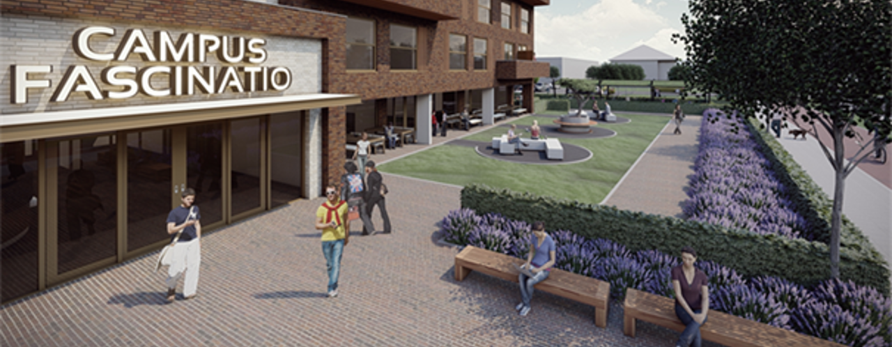 Gezellig campusgebied met ligstoelen, een groen grasveld en moderne gebouwen met een duidelijk zichtbare ingang van Campus Fascinatio.