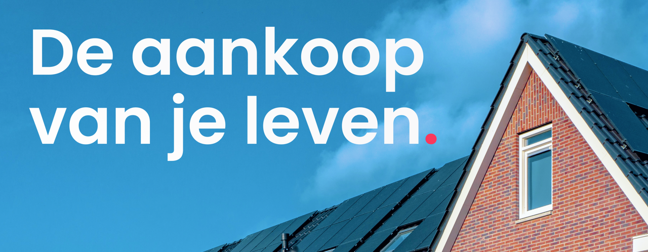 Tekst met de boodschap 'De aankoop van je leven' naast een afbeelding van een huis met zonnepanelen op het dak.
