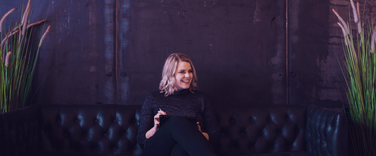 Vrouw Met Tablet Op Bank