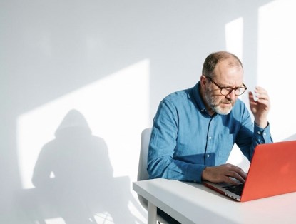 Man laptop hackers