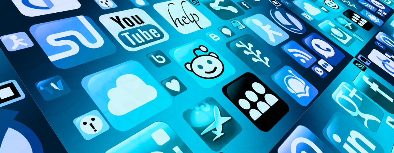 Een collage van verschillende sociale media- en applicatie-iconen op een blauwtint achtergrond, met onder andere herkenbare symbolen zoals YouTube, cloudopslag en hulp-iconen.