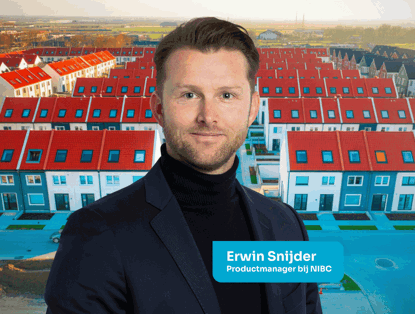 Professionele man in een moderne woonwijk met kleurrijke daken, met de tekst 'Erwin Snijder, Productmanager bij NIBC' in de onderste hoek.