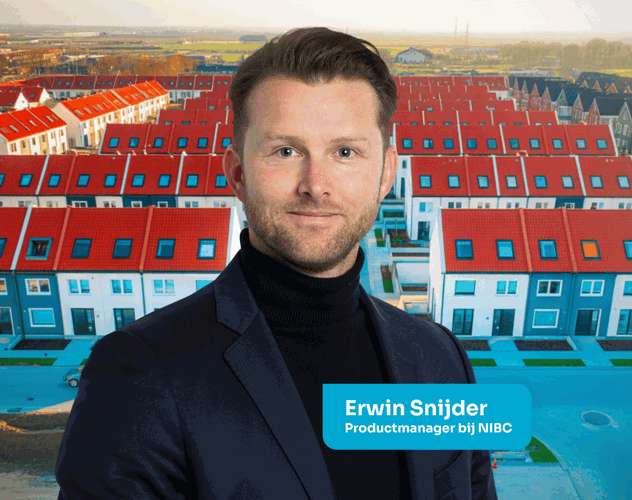 Professionele man in een moderne woonwijk met kleurrijke daken, met de tekst 'Erwin Snijder, Productmanager bij NIBC' in de onderste hoek.