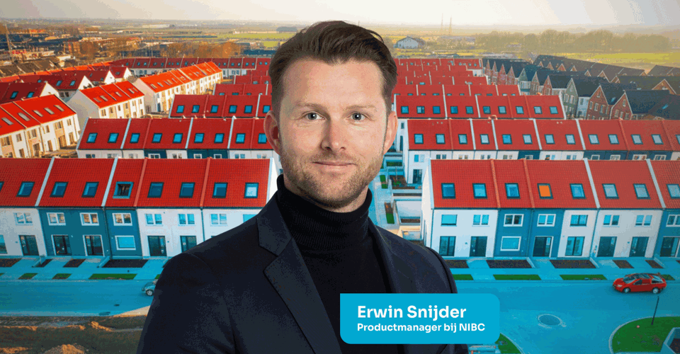 Professionele man in een moderne woonwijk met kleurrijke daken, met de tekst 'Erwin Snijder, Productmanager bij NIBC' in de onderste hoek.