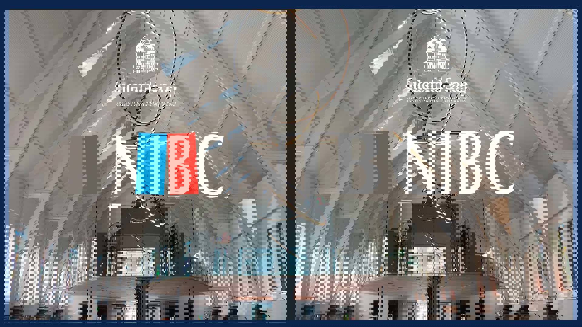 Logo's van Oudenall Groep en NIBC in een moderne, lichte zaal met hoge, witte plafonds en grote ramen.