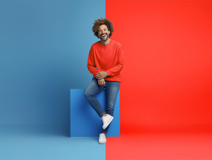 Lachende Man Blauw En Rood