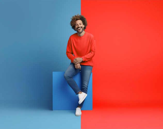 Lachende Man Blauw En Rood