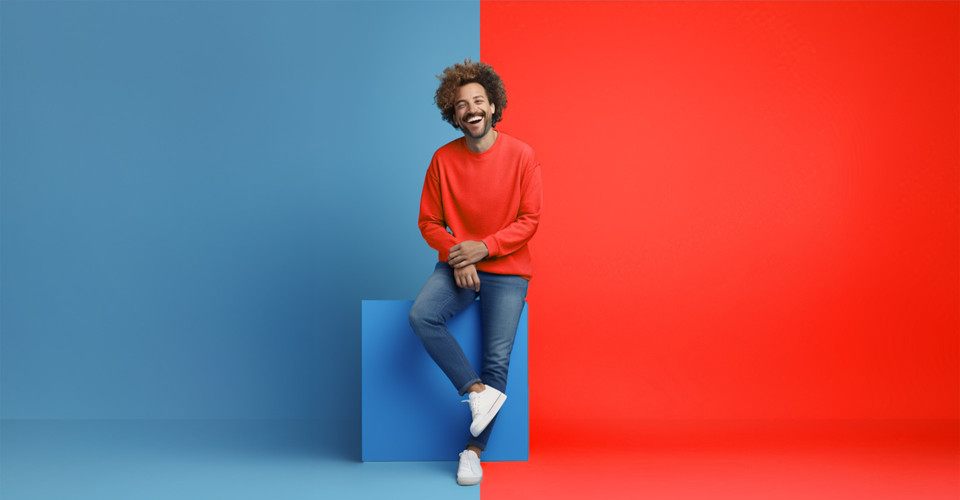 Lachende Man Blauw En Rood
