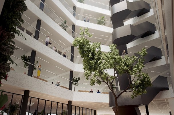 Modern kantoorgebouw met meerdere verdiepingen, een open atrium en een grote groene plant in het midden. Mensen zijn aan het werk en bewegen zich tussen de verdiepingen.