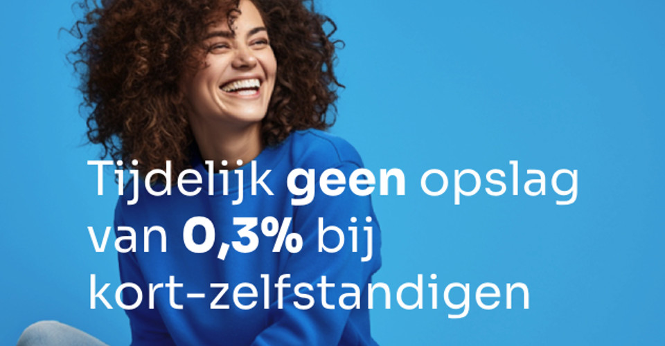 Tijdelijk geen opslag van 0,3% voor kort-zelfstandigen, met een persoon in een blauwe trui in een blauwe omgeving.
