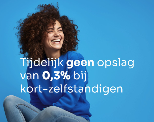 Tijdelijk geen opslag van 0,3% voor kort-zelfstandigen, met een persoon in een blauwe trui in een blauwe omgeving.