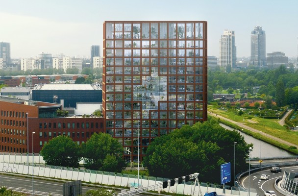 Modern kantoorgebouw met een spiegelende gevel, omringd door groen met een stedelijke skyline op de achtergrond.