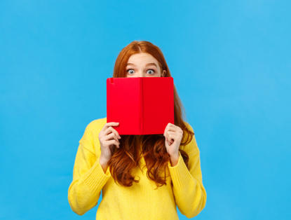Vrouw met lange, golvende roestbruine haren die een felrode tablet vasthoudt voor een blauwe achtergrond.