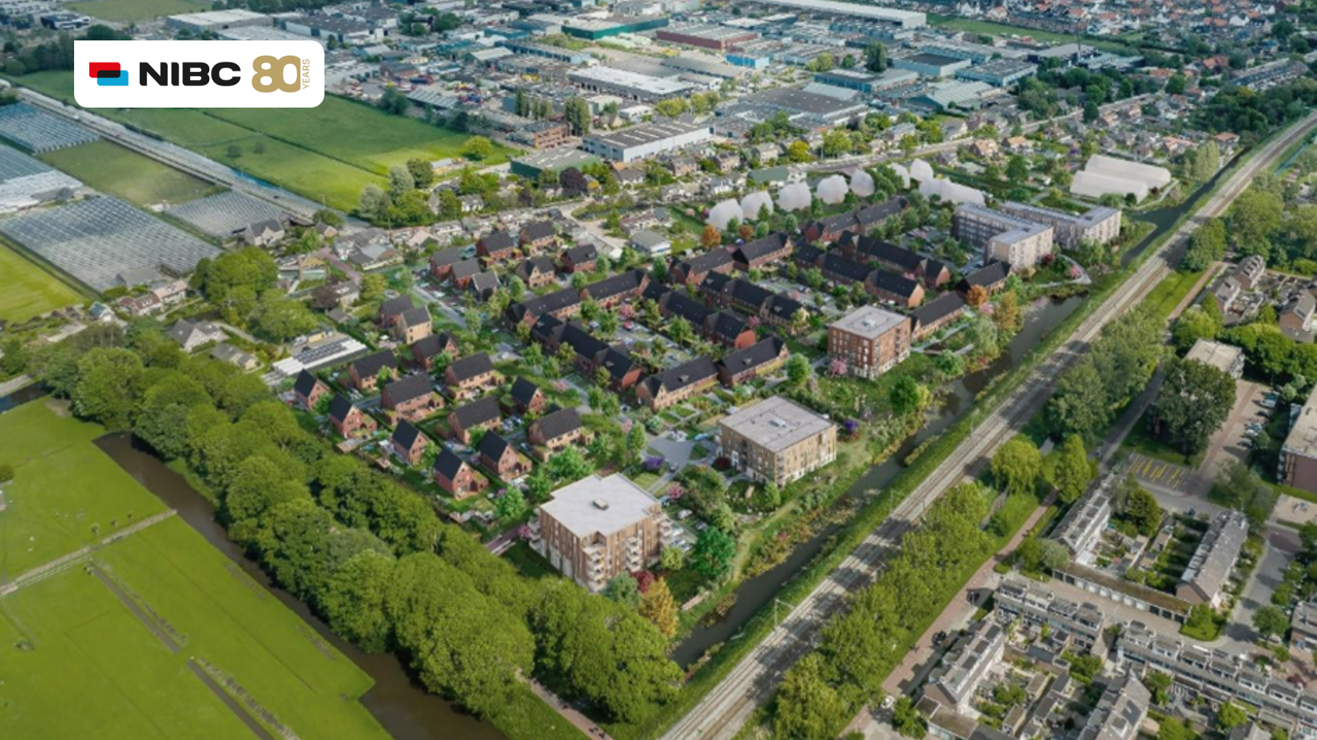 Luchtfoto van een groene woonwijk met moderne huizen en omliggende natuur, met een NIBC-logo in de bovenhoek.
