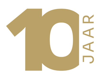 Gouden tekst 10 JAAR op een zwarte achtergrond, ter gelegenheid van een jubileum.