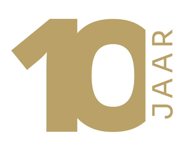 Gouden tekst 10 JAAR op een zwarte achtergrond, ter gelegenheid van een jubileum.