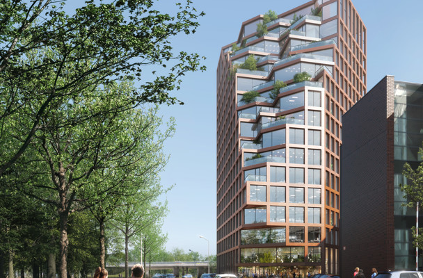 Modern appartementengebouw met een groene gevel en een uniek schuin ontwerp, omringd door bomen en een straat met voertuigen.
