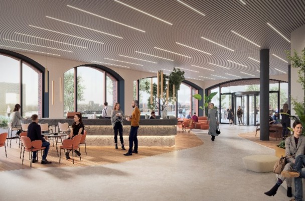 Moderne, open kantoorruimte met zithoeken, een receptie en planten, waar mensen met elkaar in gesprek zijn.