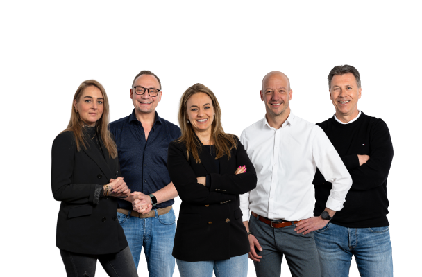 Groep van vijf personen in zakelijke kleding met gekruiste armen, leunend tegen elkaar op een zwarte achtergrond.