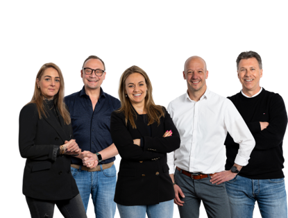 Groep van vijf personen in zakelijke kleding met gekruiste armen, leunend tegen elkaar op een zwarte achtergrond.