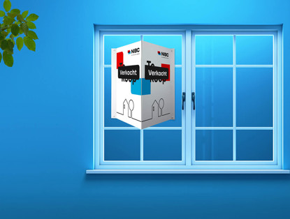 Een 'Verkocht'-bord zichtbaar achter een raam met een blauwachtige muur op de achtergrond en een groene plant aan de linkerkant.