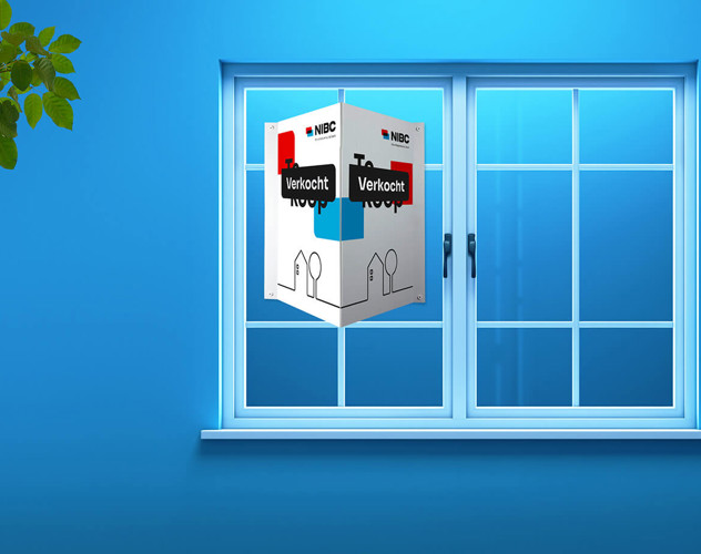Een 'Verkocht'-bord zichtbaar achter een raam met een blauwachtige muur op de achtergrond en een groene plant aan de linkerkant.