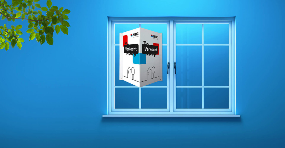 Een 'Verkocht'-bord zichtbaar achter een raam met een blauwachtige muur op de achtergrond en een groene plant aan de linkerkant.
