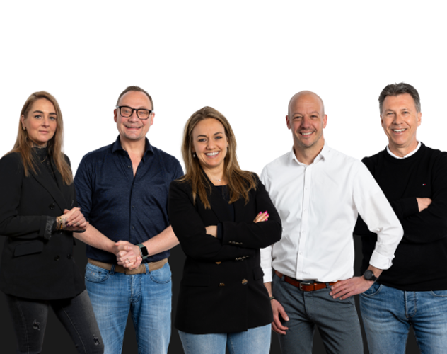 Vijf mensen in professionele kleding poseren samen voor een zwarte achtergrond, met oprechte gezichten en zelfverzekerde houdingen.