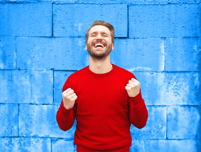 Blije man in een rode trui