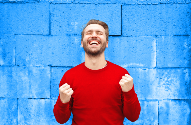 Blije man in een rode trui