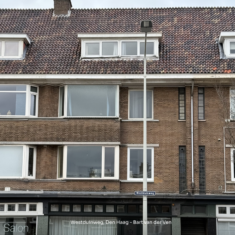 Gevel van een appartementencomplex aan de Westduinweg in Den Haag, met meerdere ramen en een straatlantaarn vooraan.