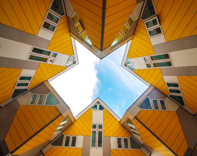 Uitzicht vanuit een stervormige constructie met gele daken en een open midden.