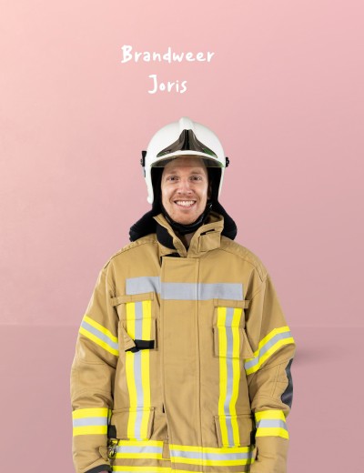 Brandweerman in uniform met een helm en gele reflecterende strepen, voorzien van de tekst 'Brandweer Joris' erboven.