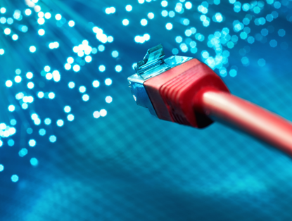 Roodomlijnde netwerkkabel met doorzichtige connector, tegen een achtergrond van blauwe lichtreflecties.