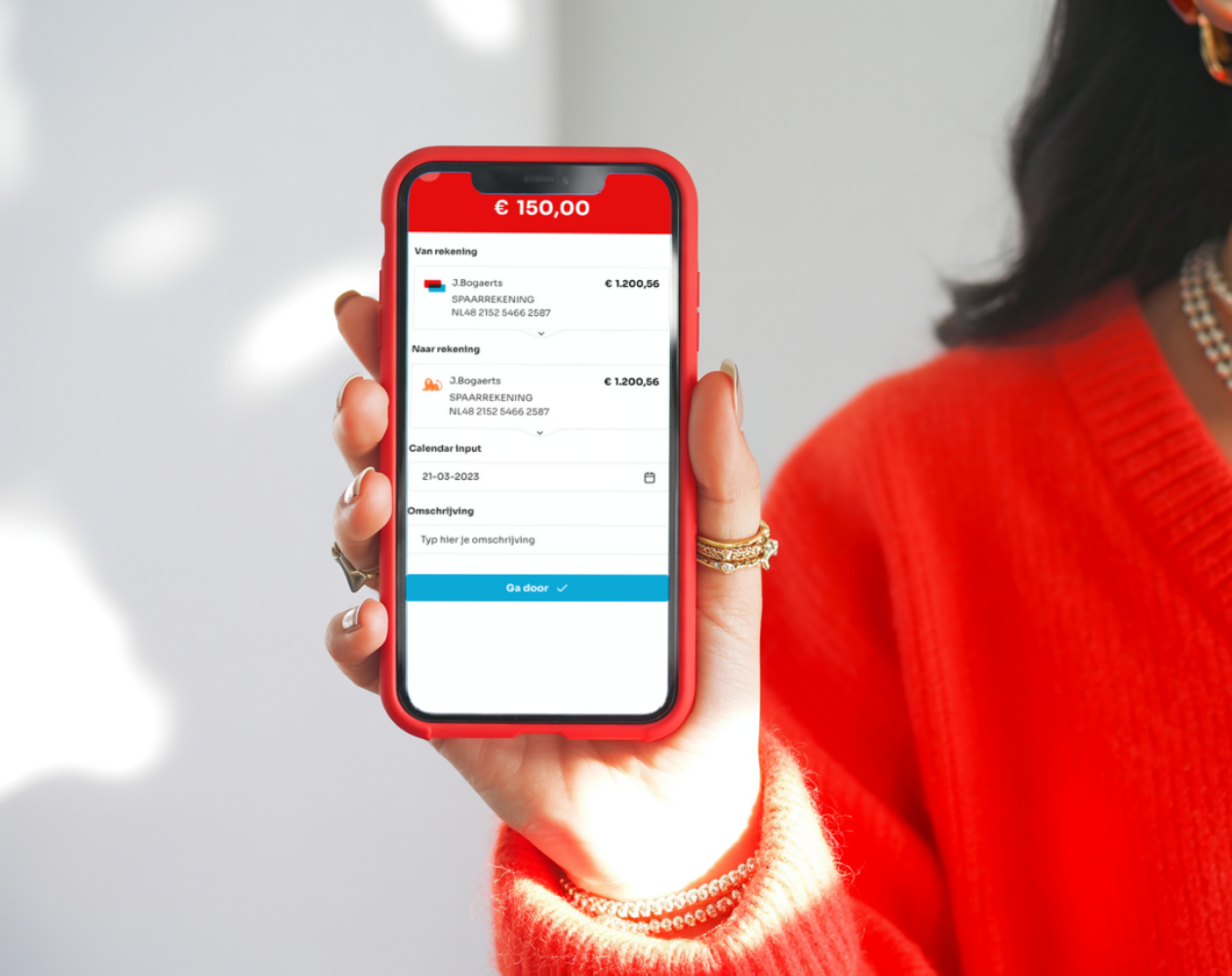 Mockup Vrouw Met Rode Trui Houdt Een Iphone Vast Met De Sparen App