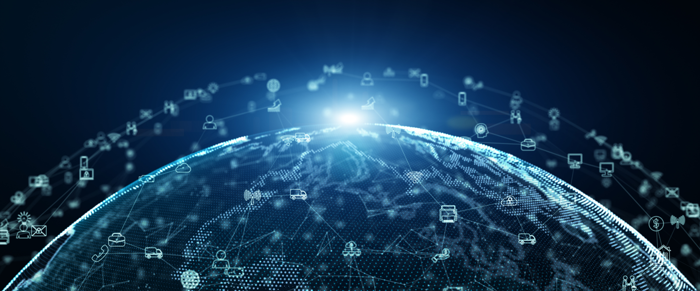 Een digitale wereldbol met verbonden iconen van communicatie en transport, die de globalisering en technologie symboliseert.