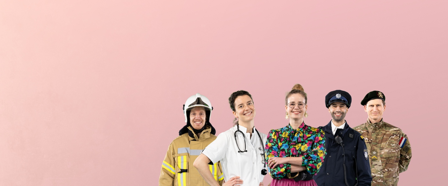 Vijf professionals in uniformen staan naast elkaar, vertegenwoordigen verschillende beroepen zoals brandweerman, arts en politieagent.