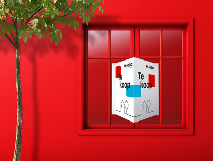 Wit bord met de tekst Te koop in een rood kader, naast een boom met groene bladeren.