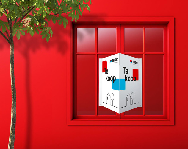 Wit bord met de tekst Te koop in een rood kader, naast een boom met groene bladeren.