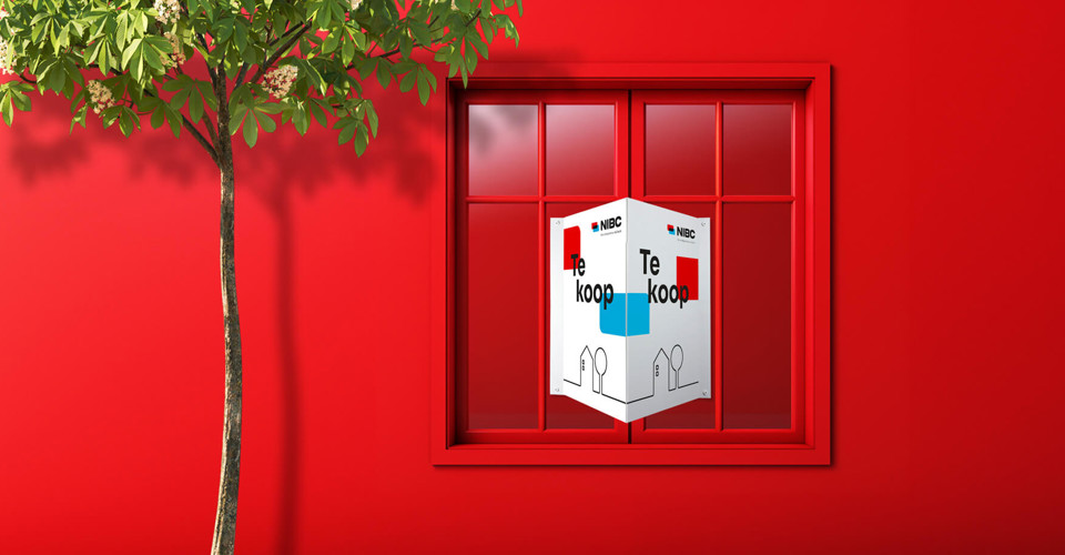 Wit bord met de tekst Te koop in een rood kader, naast een boom met groene bladeren.