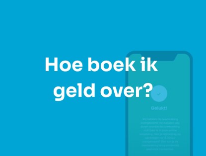 De tekst 'Hoe boek ik geld over?' op een blauwe achtergrond, met een afbeelding van een smartphone op de achtergronder.
