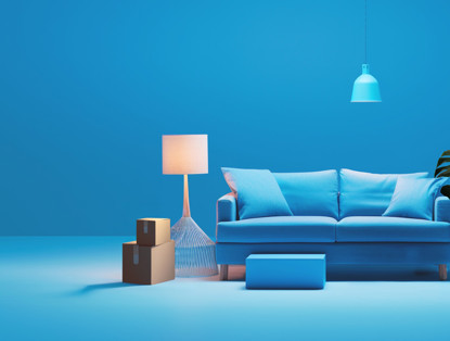 Moderne woonkamer met een blauw bankstel, een lamp, een plant en verhuisdozen op een blauwe achtergrond.