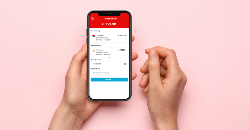 Een persoon houdt een smartphone vast met daarop een betalingsscherm dat een bedrag van € 160,00 toont.