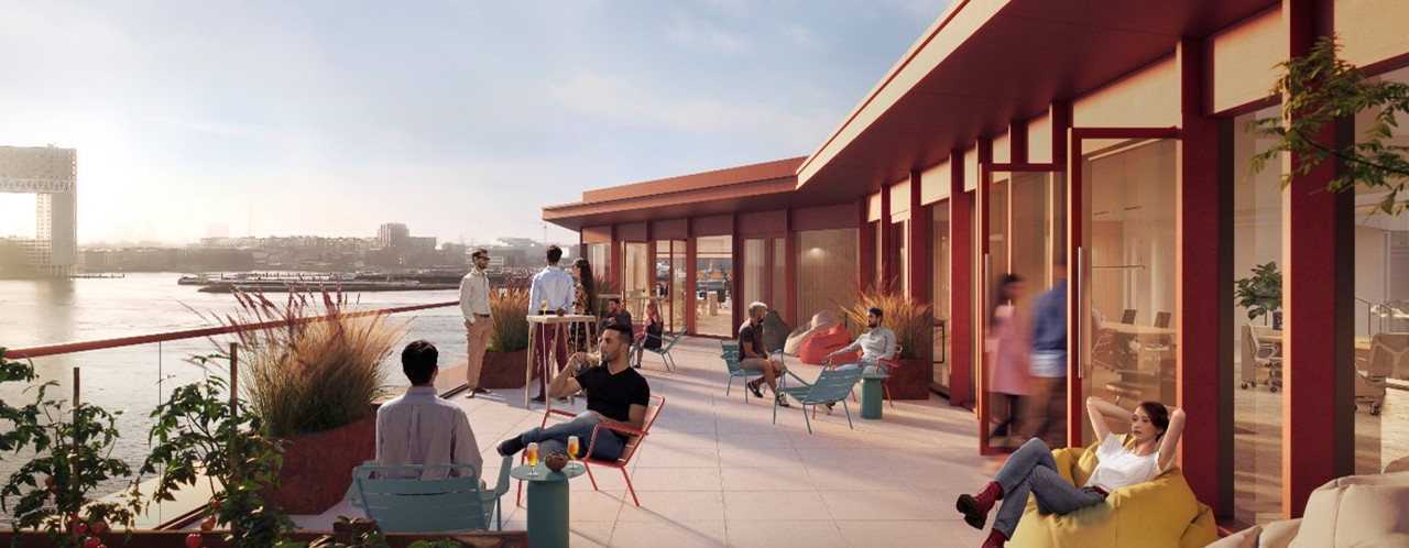 Mensen genieten van een ontspannen samenkomst op een zonnig terras met uitzicht op het water, omringd door moderne meubels.