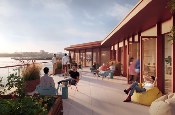 Mensen genieten van een ontspannen samenkomst op een zonnig terras met uitzicht op het water, omringd door moderne meubels.