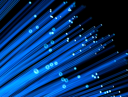 Blauwe lichtstralen en vezels stralen uit tegen een zwarte achtergrond, wat dataverbinding en moderne technologie symboliseert.